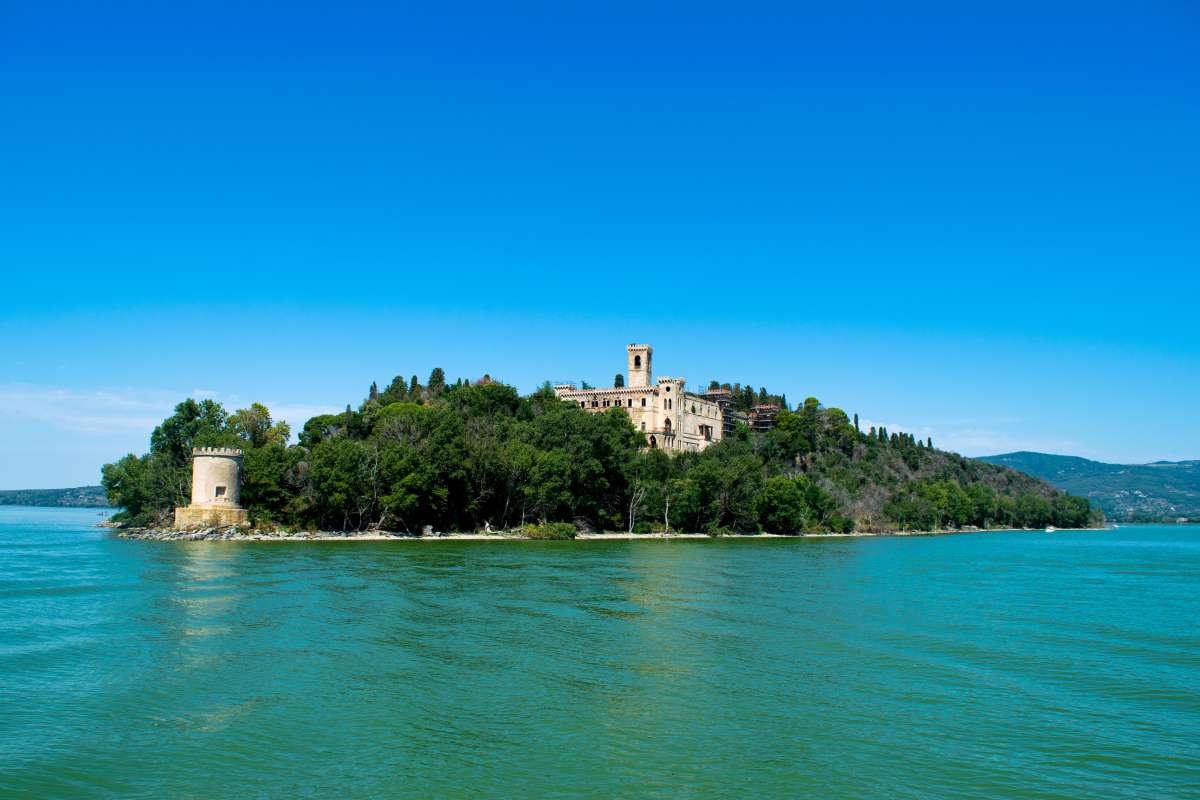 Cosa vedere in Umbria: Castello di Villa Guglielmi sull'Isola Maggiore in mezzo al Lago Trasimeno