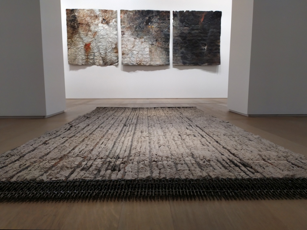 Francesca Leone mostra Gallerie d'Italia Milano, installazione cementi e ferro pavimento