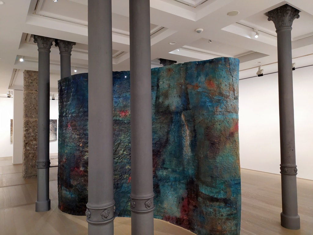 Francesca Leone mostra Gallerie d'Italia Milano, installazione lamiera verniciata