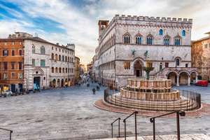 Umbria on the road: Piazza IV novembre a Perugia con la fontana maggiore al centro 