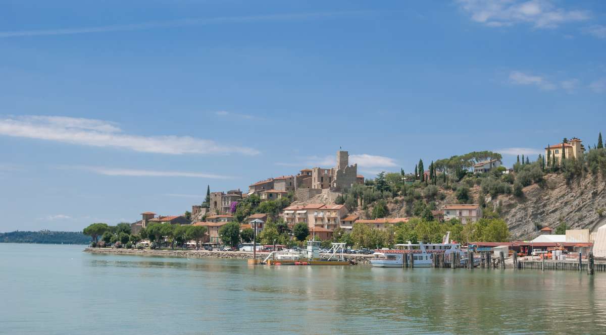 Umbria on the road: vista di Passignano sul Trasimeno che affaccia sulla sponde del Lago Trasimeno