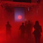 Falling Dreams di NONE Collective, installazione immersiva nebbia luci colorate arte digitale