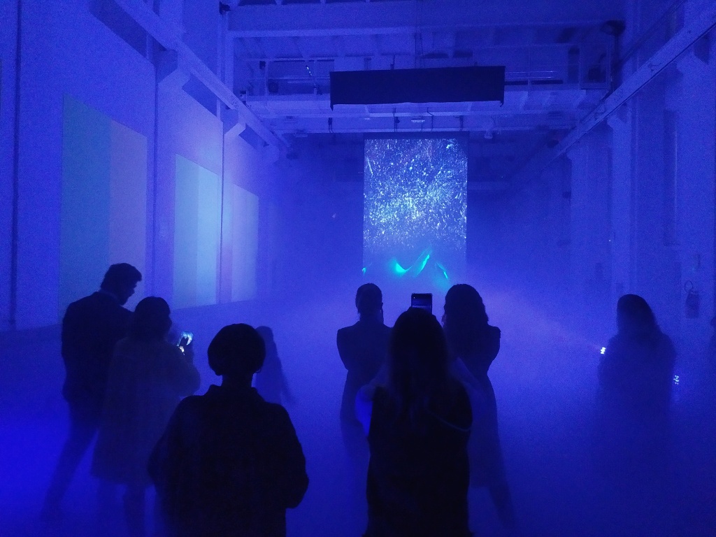 Falling Dreams di NONE Collective, installazione immersiva nebbia luci colorate arte digitale