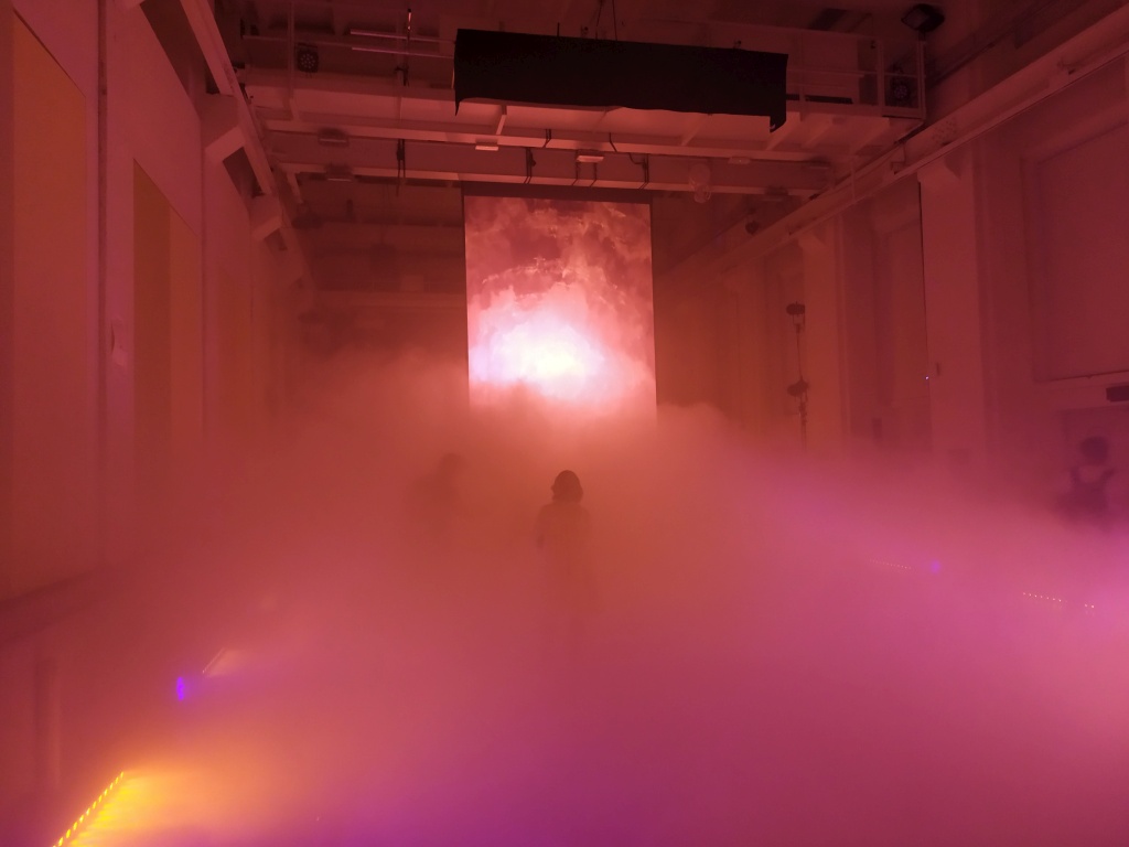Installazione immersiva nebbia luci colorate arte digitale