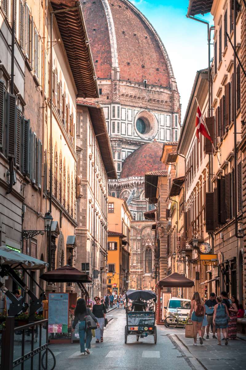 Vista del Duomo di Firenze da una delle vie del centro