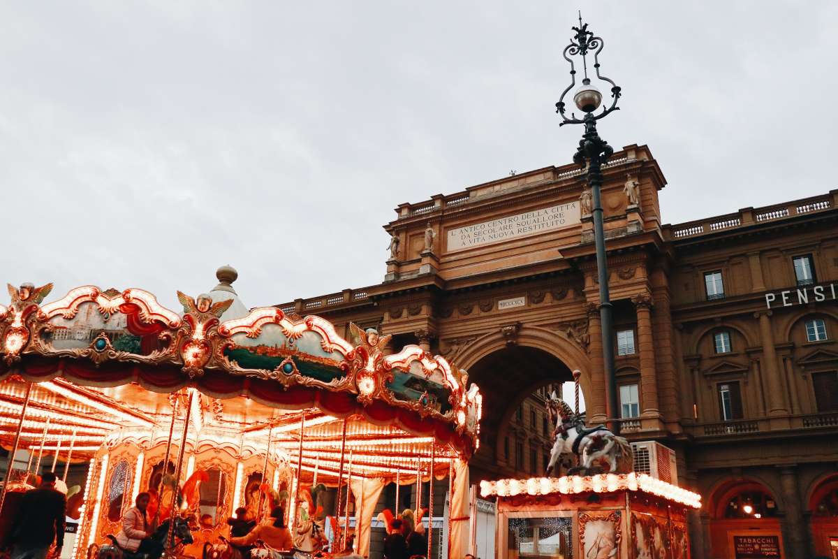 Carosello fuori da Piazza della Repubblica, perfetto per Firenze in un weekend con bambini