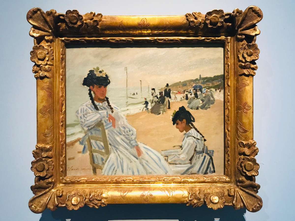 dipinto con donne con vestiti a righe su lungomare di Claude Monet a Palazzo Reale di Milano