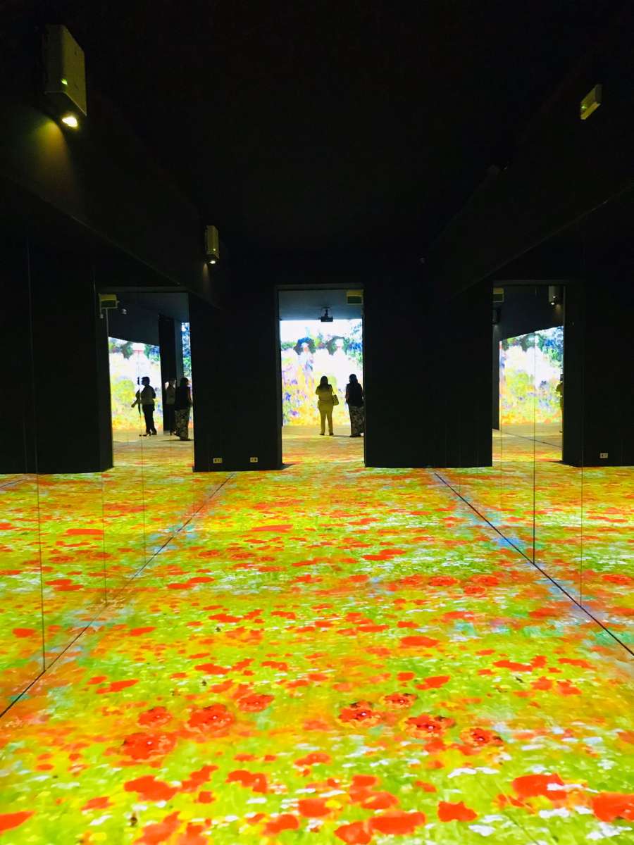 sala immersiva con installazione audiovisiva a tema Monet con fiori