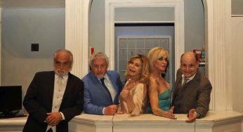 “Se devi dire una bugia dilla grossa”: la nuova versione al Teatro Manzoni