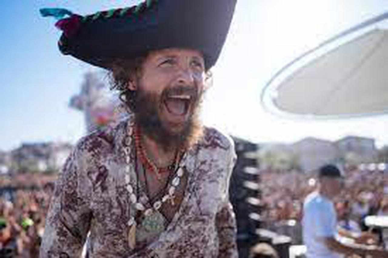 Jovanotti, drama de fiesta en la playa de Jova.  El rapero está bajo acusación