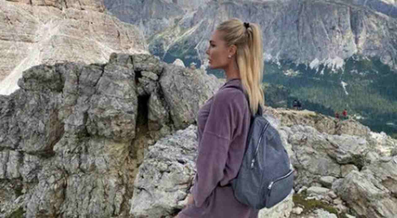 Elari Blasey está de vacaciones en los Dolomitas, pero no está sola.  Con el que pasa el verano