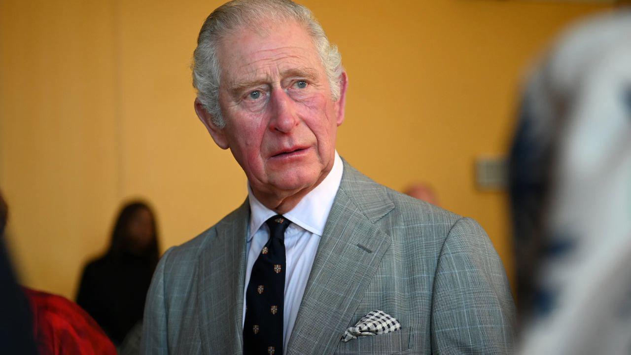 O príncipe Philip é um traidor, o irmão secreto do rei Charles aparece.  coroa trêmula