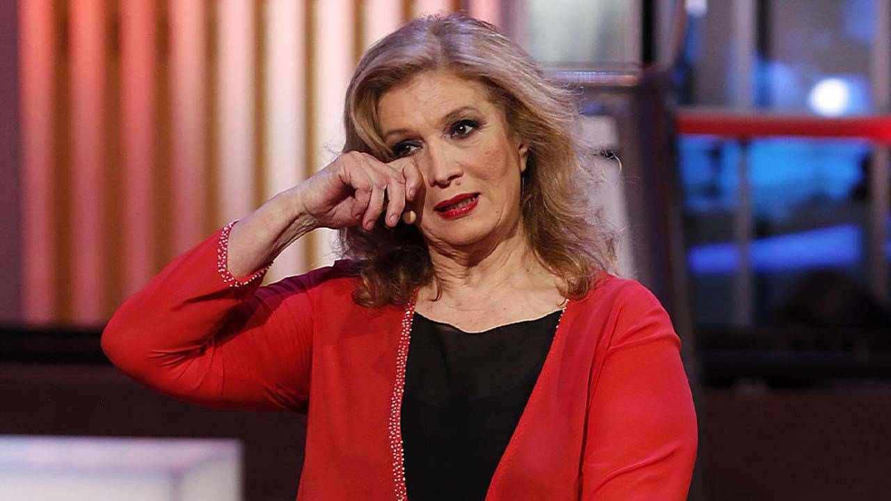  Iva Zanicchi ha parlato del tragico lutto. La sofferenza è tanta e trapela autentica dalle parole della cantante. Ecco cosa ha raccontato In una lunga intervista rilasciata al settimanale DiPiùTV, Iva Zanicchi si è lasciata andare e ha raccontato della tragica perdita. Un’esperienza che l’ha segnata e cambiata per sempre. Dalle sue parole si capisce che la ferita è ancora aperta e brucia ancora. Ecco cosa ha raccontato Nell’intervista rilasciata al settimanale DiPiùTv l’artista ha parlato di moltissime cose: dalla sua esperienza in qualità di ballerina esordiente in Ballando con le stelle, fino alla perdita del fratello. La finale del programma condotto da Milly Carducci è alle porte, e Iva Zanicchi ha tirato le fila della sua esperienza: Se poi dovessi vincere Ballando con le stelle, ritirerei la coppa in bikini! Ho già pronto il bikini”, dichiara la cantante. Continuando nella chiacchierata, la Zanicchi ha parlato di un argomento molto delicato, la drammatica perdita di suo fratello Antonio, scomparso dopo aver contratto il Covid-19. “Ho 82 anni e nella vita ho vissuto tanti dolori. Perdere mio fratello Antonio è stato devastante”, ammette, per poi continuare: “La vita è una, piangersi addosso non serve, e secondo me un’artista non dovrebbe mai farlo”. Nonostante l’immenso dolore, Iva non ha perso la sua vena ironica e durante le sue apparizioni in televisione cerca sempre di far ridere i telespettatori e portare un po’ di serenità nelle case degli italiani. Tornando a parlare del fratello, la concorrente di Ballando con le stelle ha raccontato del rapporto che li legava, rivelando aneddoti molto intimi. Ha spiegato che da bambina si divertiva a ballare in casa davanti alla sua famiglia, affermando che se Antonio sarebbe davvero orgoglioso della sua scelta di mettersi in gioco a Ballando con le stelle. “Se mi vedesse oggi sarebbe felicissima perchè ce la sto mettendo davvero tutta”, ha commentato. Durante l’intervista, Iva Zanicchi ha ammesso di non aver mai fatto danza o ginnastica in tutta la sua vita, preferiva fare lunghe passeggiate in compagnia di suo papà, arrivando a camminare anche per 20 km nei boschi dell’Appennino Emiliano. In ragion del vero, ha dichiarato: “Anche le mie ginocchia sono abituate alla fatica, visto che alla mia età dovrebbero essere malmesse, invece ne hanno risentito positivamente”.