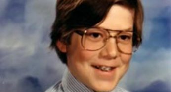 Non indovinerete mai chi è il ragazzo in foto! Famosissimo personaggio televisivo, qui irriconoscibile 