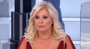 Tina Cipollari: “Una vita molto faticosa e dura”. Retroscena sconvolgenti della diva di Uomini e Donne