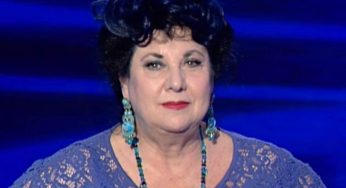 “Mi toccò”: clamoroso Marisa Laurito | Scompiglio sul set: furia sessuale
