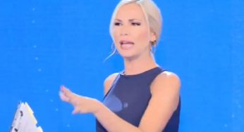 Federica Panicucci perde le staffe e lo aggredisce: “A me non frega un ca*zo, deve chiudere!”
