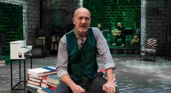 La mia vita raccontata male di Francesco Piccolo con Bisio in scena al Bellini | Recensione