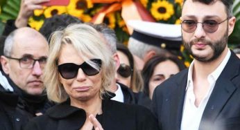 Duro colpo per Maria De Filippi, lasciata da sola: impossibile non piangere