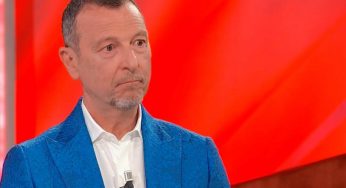 Amadeus scoppia in lacrime in diretta: “È morto” | Devastato dalla terribile notizia