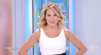 Barbara D’Urso, l’avete mai vista struccata? La foto acqua e sapone sconvolge il web