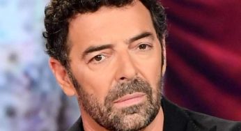 Alberto Matano, il messaggio privato all’ammiratore “umile e devoto” fa inbufalire | Come si permette?
