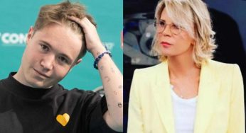 Alfa, di cognome fa De Filippi: “raccomandato! Parente di Maria” | Scoppia la bomba sul giovane cantante