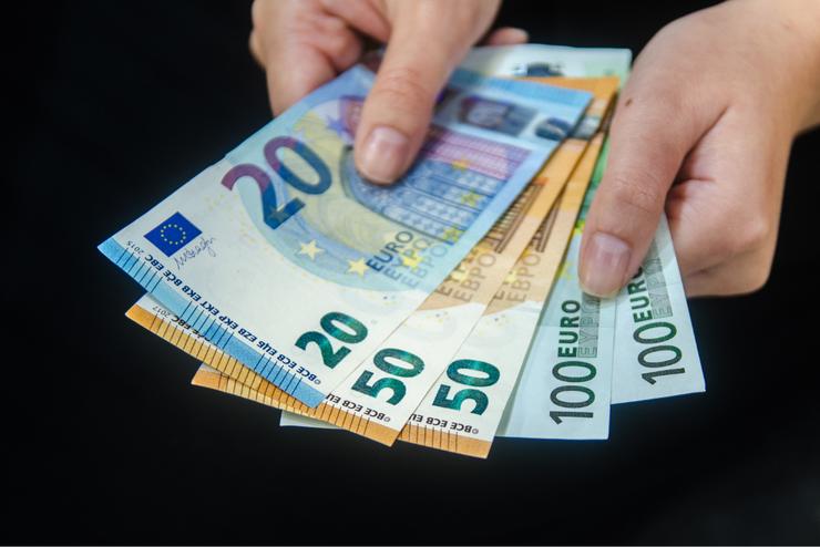 Bonus di ottocento cinquanta euro per gli anziani