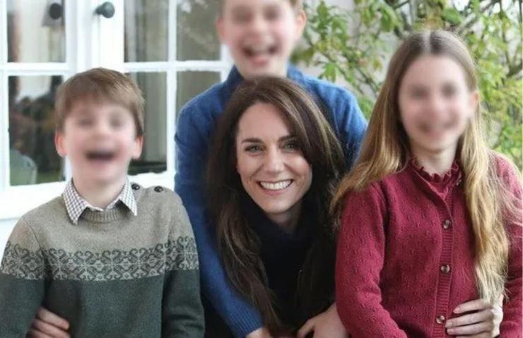 La foto ritoccata di Kate insieme ai figli