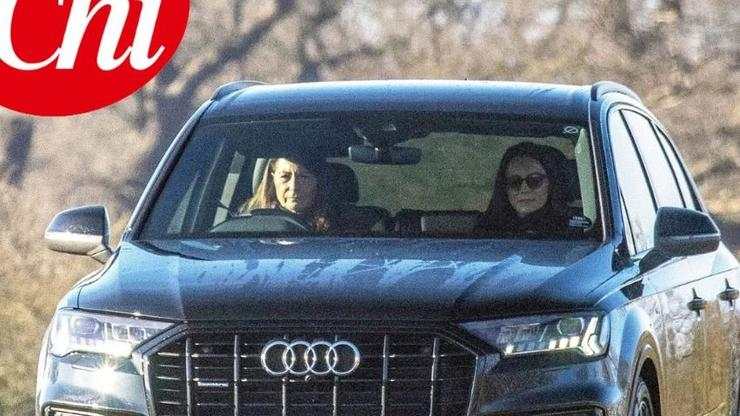 Kate Middleton in auto insieme alla madre torna a casa dall'ospedale
