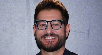 Enrico Papi, adesso non si nasconde più: “l’amore per un uomo” e la reazione della moglie alla notizia | Le prove sono troppe