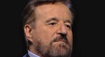 “Ignorante cafone”, Christian De Sica la spara grossa: giù le mani dalle ragazzine | Rischia il linciaggio