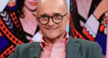 Alfonso Signorini, innamorato perso di una donna: la sbandata per la brunetta tutta curve lo fa vacillare | Ecco chi è
