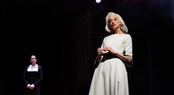 Drusilla Foer porta in scena Venere Nemica, un’opera tra ironia e mitologia moderna | Al Teatro Manzoni di Milano