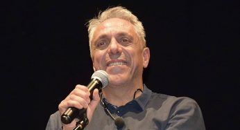 Max Pisu arriva al Teatro Leonardo con Affetti instabili: ironia, emozione e verità quotidiane