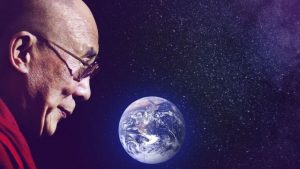Il Dalai Lama compie 90 anni: il documentario che cambierà il tuo modo di vedere la felicità