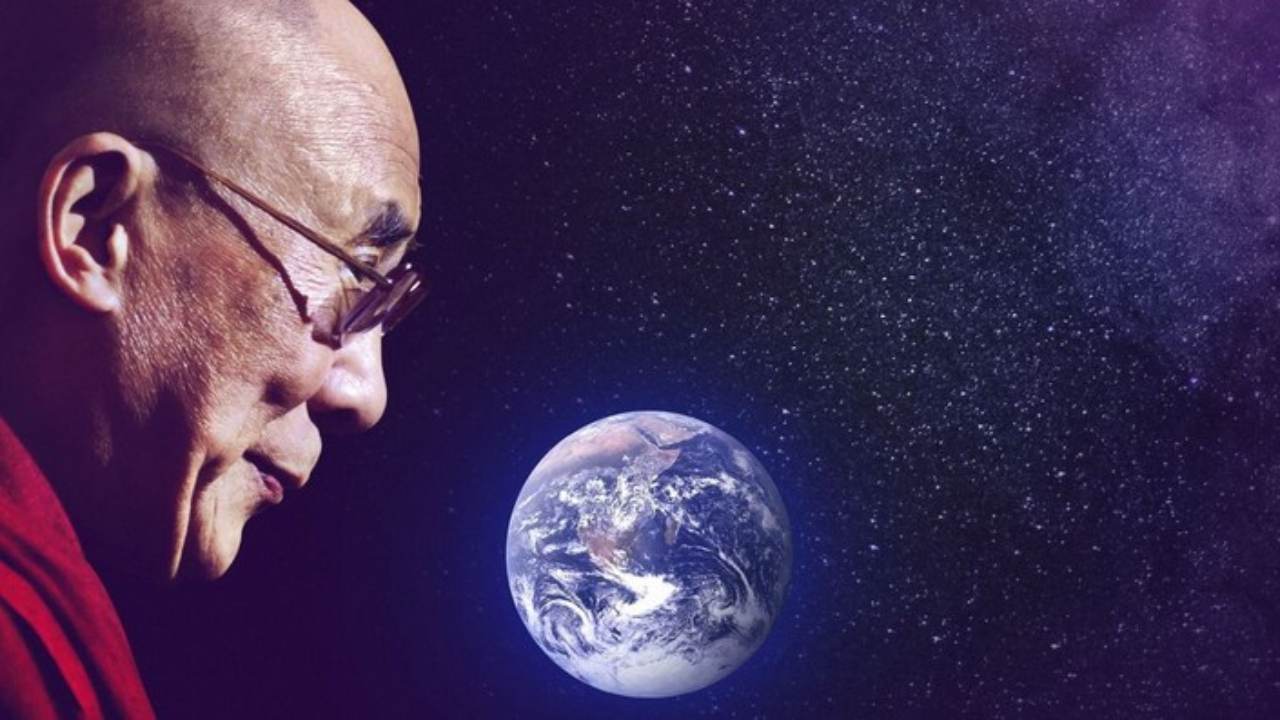 Il Dalai Lama compie 90 anni: il documentario che cambierà il tuo modo di vedere la felicità 