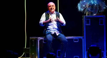 Figli di Troia, il monologo esilarante di Paolo Cevoli che riscrive l’Eneide tra porchetta e migranti | Al Teatro Manzoni di Milano